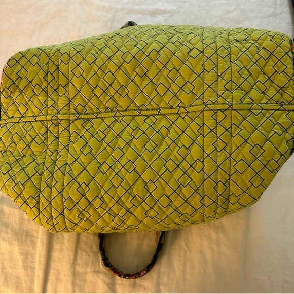 VERA BRADLEY - med weekend duke bag in colorful print, lime lining, zip closure - Picture 6 of 6